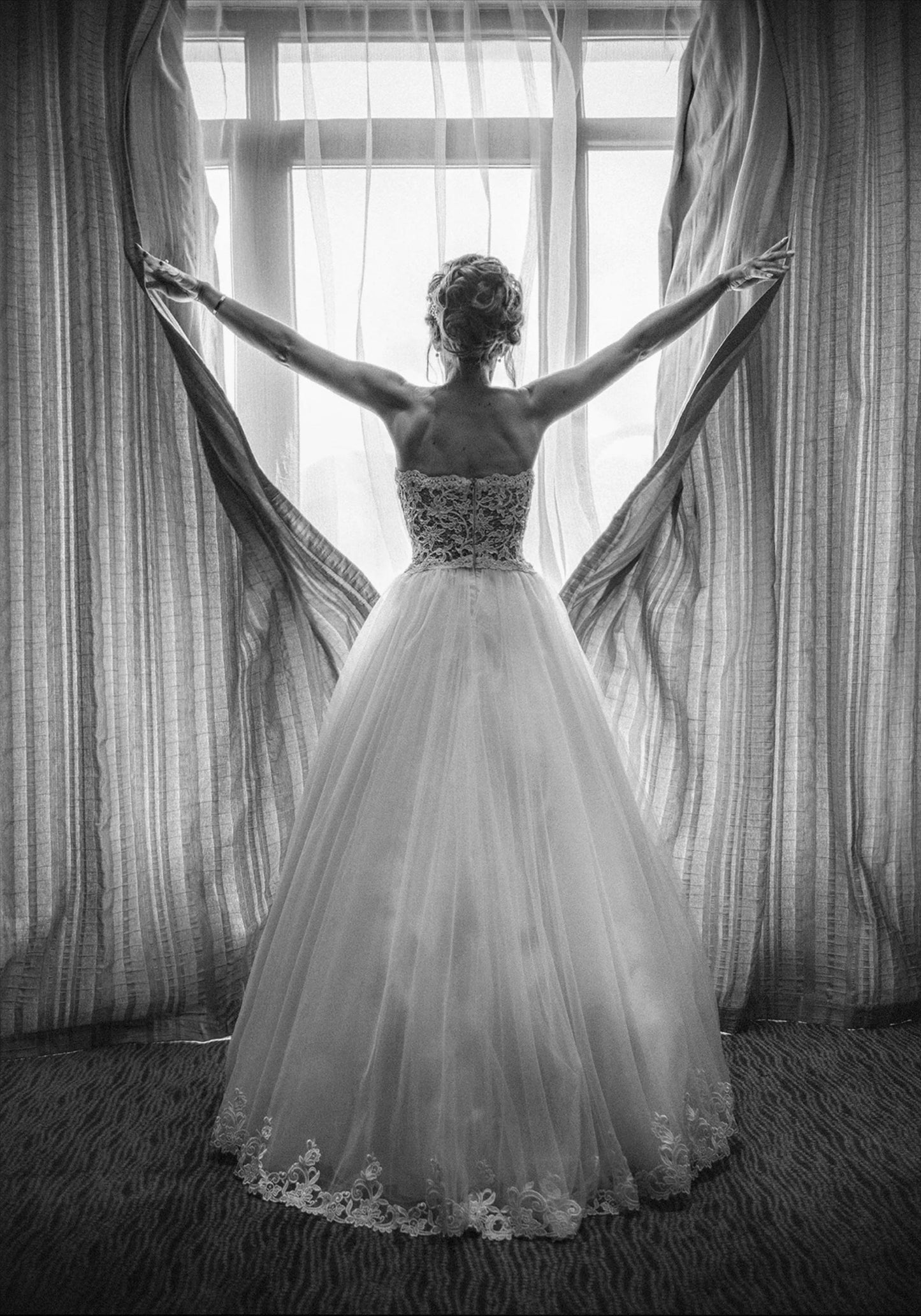 Mädchen schaut aus dem Fenster