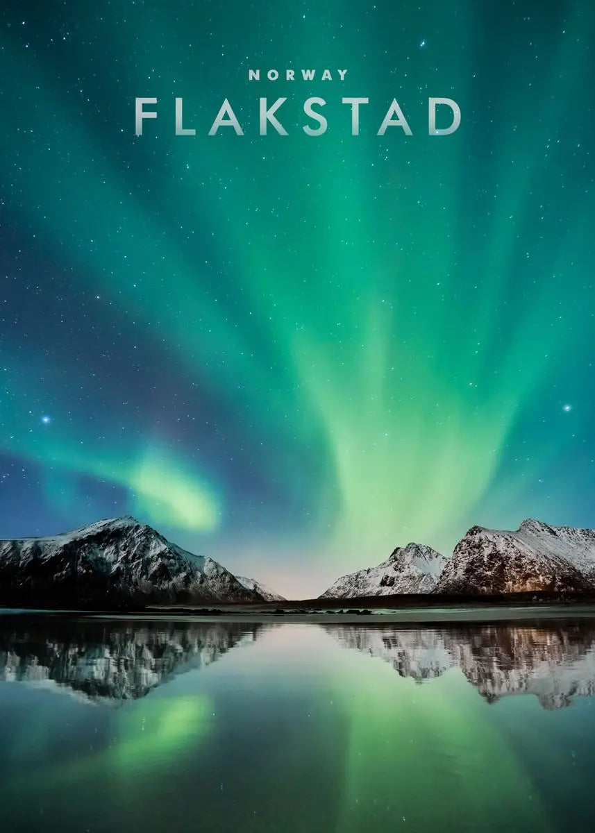 Poster mit Nordlichtreflexion | Flakstad, Norwegen | Faszinierende Aurora Borealis-Darbietung | Malerische norwegische Landschaft