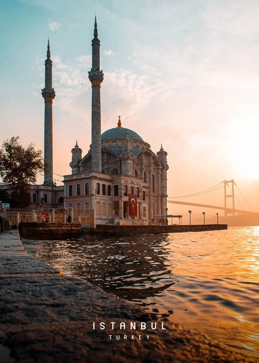 Ortaköy-Moschee | Istanbul | Konstantinopel | Türkei | Berühmte Moschee am Bosporus | Entdecken Sie das türkische Erbe mit kunstvollen Postern