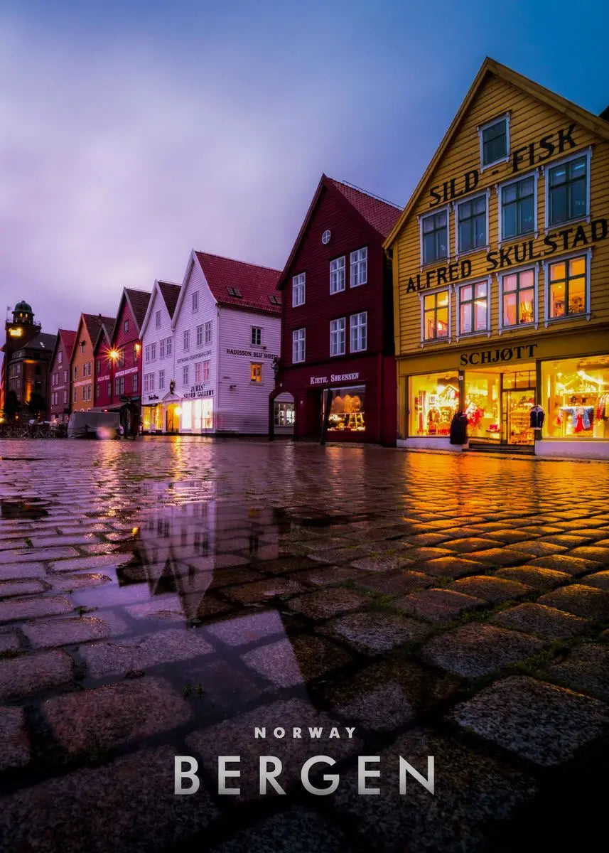 Bryggen bei Nacht Poster | Bergen, Norwegen | Wandern Sie durch ikonische historische Holzgebäude | Landschaftsfotografie Kunstdruck