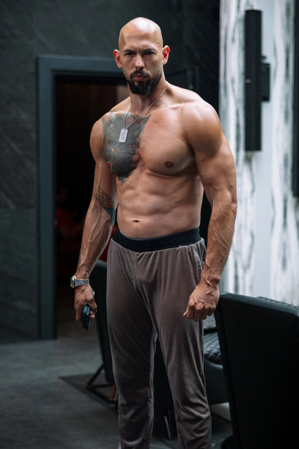 Andrew Tate Poster | Motivation für Trainingsausrüstung | Strenger Ausdruck | Fitness & Entschlossenheit Kunstdruck