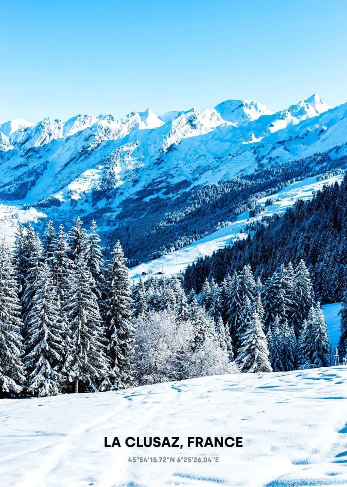 Poster mit sonnenbeschienenen, schneebedeckten Gipfeln | La Clusaz | Frankreich | Winterwunderland-Kunstwerk | Malerischer Bergblick | Wohndekor