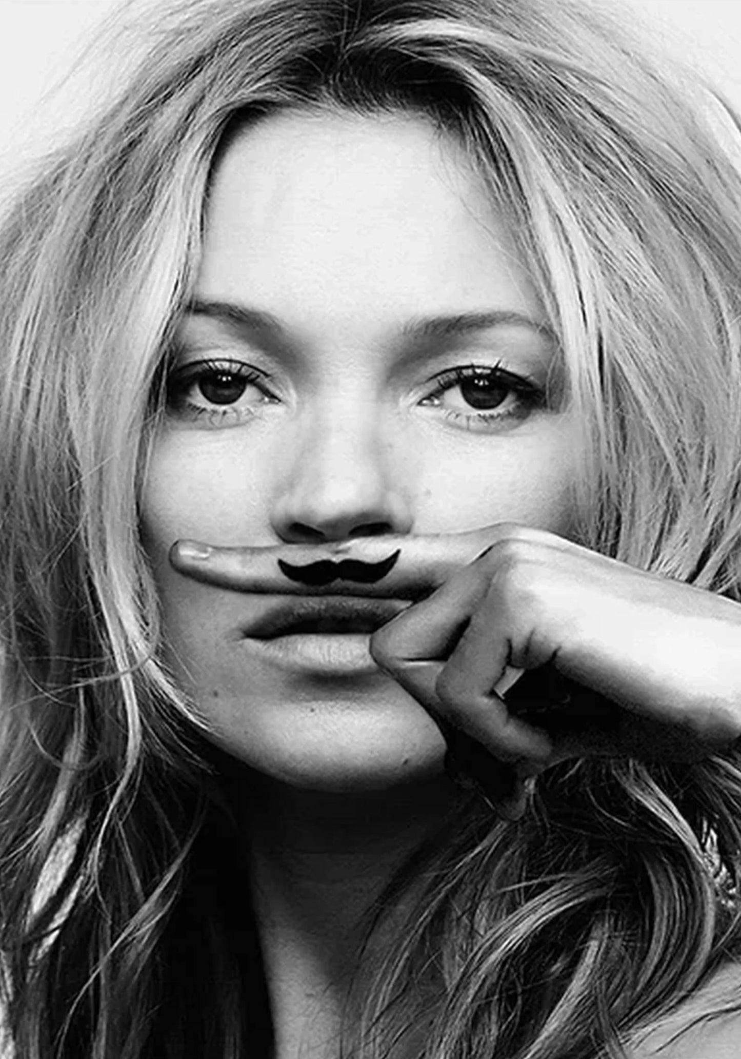 Kate Moss | Verspielte Hommage an den Schnurrbart