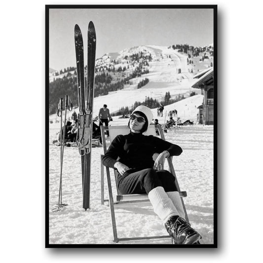 Vintage Ski Scene | Zwart-wit Print | Retro Winter Fotografie Poster | Alpen Stijl Decor | Ski Lodge Kunst Poster