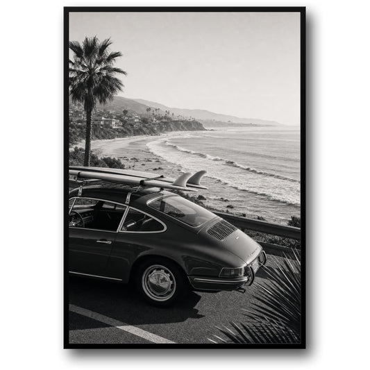 Vintage Strandrit | Klassieke Auto met Surfplank bij Oceaan | Palmboom Scenic Uitzicht Kunst Print Poster