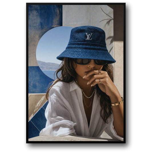 Stijlvolle Modevrouw in Blauwe Hoed en Zonnebril | Elegante Kunst Decor | Chic Wandposter | Luxe Stijl Print