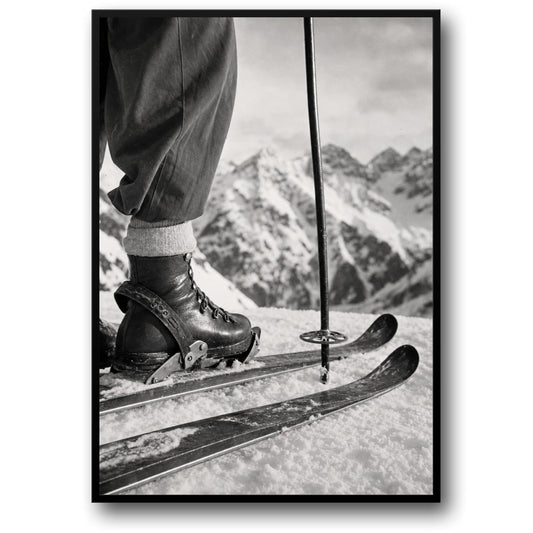 Vintage Skischoenen en Ski's op Sneeuwachtige Berg | Retro Wintersport Wandkunst | Zwart-wit Fotografie Print Poster