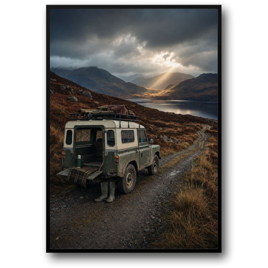 Vintage Land Rover op Scenic Bergweg | Natuur Landschap Kunst | Avontuurlijke Reis Thuisdecor Poster Print