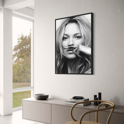 Kate Moss | Verspielte Hommage an den Schnurrbart