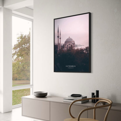 Dolmabahçe-Moschee-Poster | Istanbul | Malerischer Blick auf den Bosporus | Ruhige Landschaft von Konstantinopel | Friedlicher Morgen-Kunstdruck