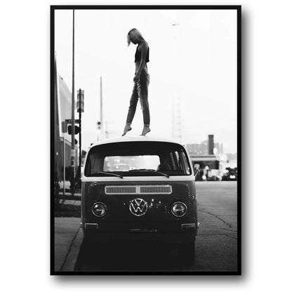 Vintage Stijl | Meisje op Volkswagen | Retro Kunst