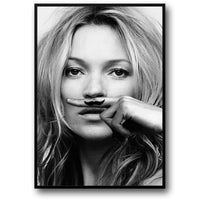 Kate Moss | Verspielte Hommage an den Schnurrbart