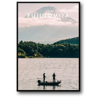 Angeln am Motosu-See | Fujinomiya | Friedliche Angelszenen am See | Japanische Landschaft im Freien | Poster mit japanischer Architektur