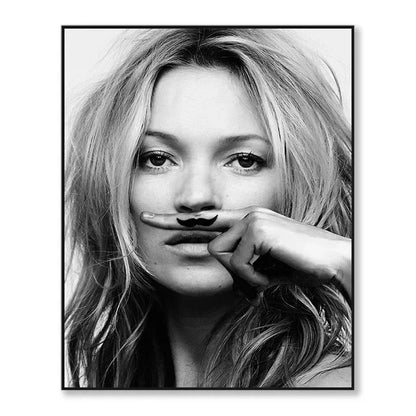 Kate Moss | Verspielte Hommage an den Schnurrbart