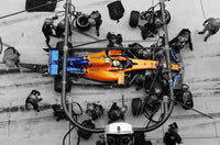 McLaren 2018 Boxenstopp | Fernando Alonso-Poster | Motorsport-Kunstwerk | Display für Geschwindigkeits- und Strategie-Enthusiasten