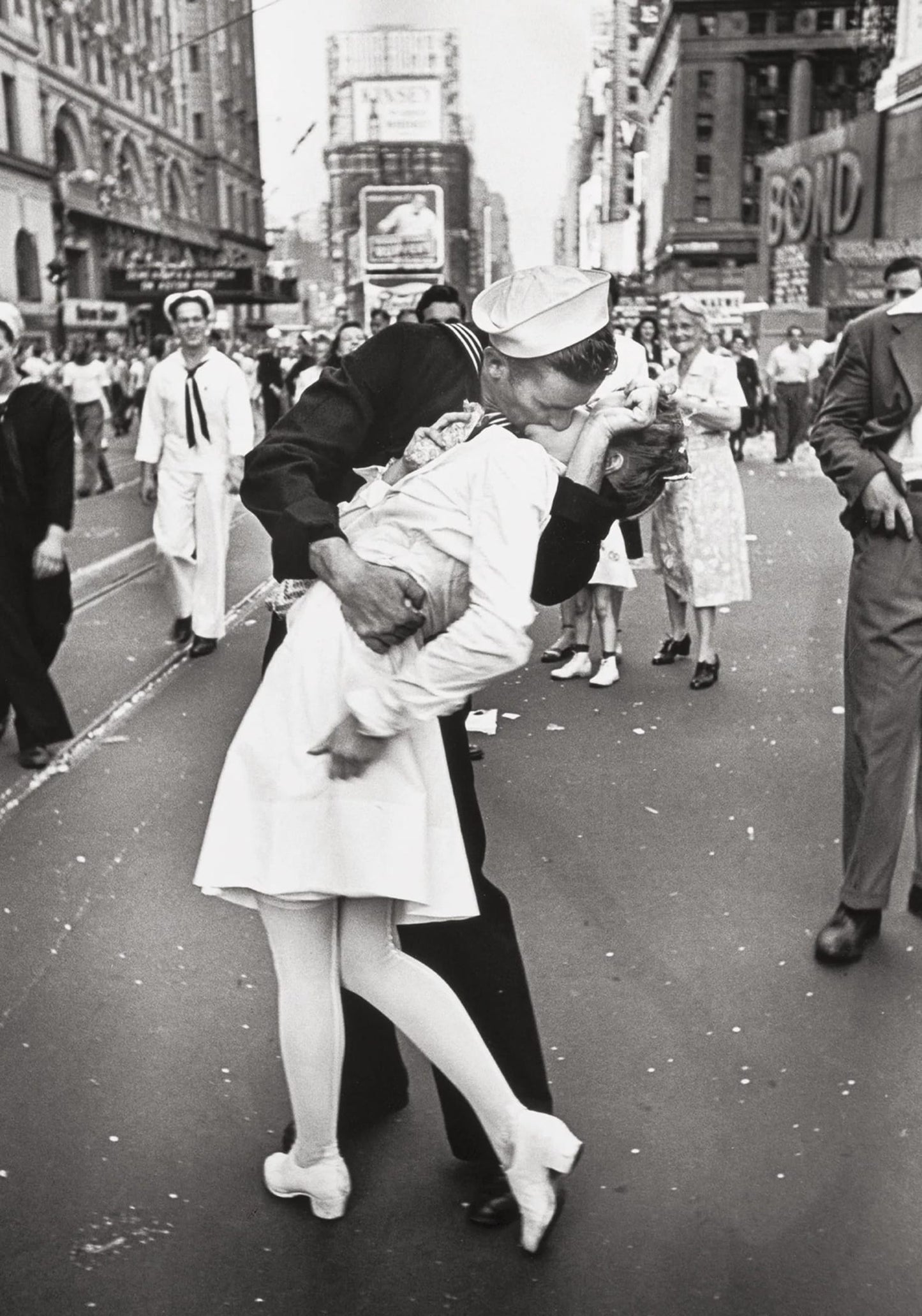 Kuss am Times Square zum Tag des Sieges über Japan | Historische Schwarz-Weiß-Fotografie