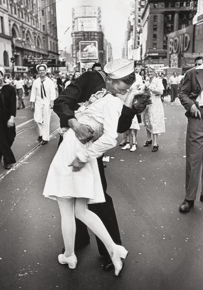 Kuss am Times Square zum Tag des Sieges über Japan | Historische Schwarz-Weiß-Fotografie