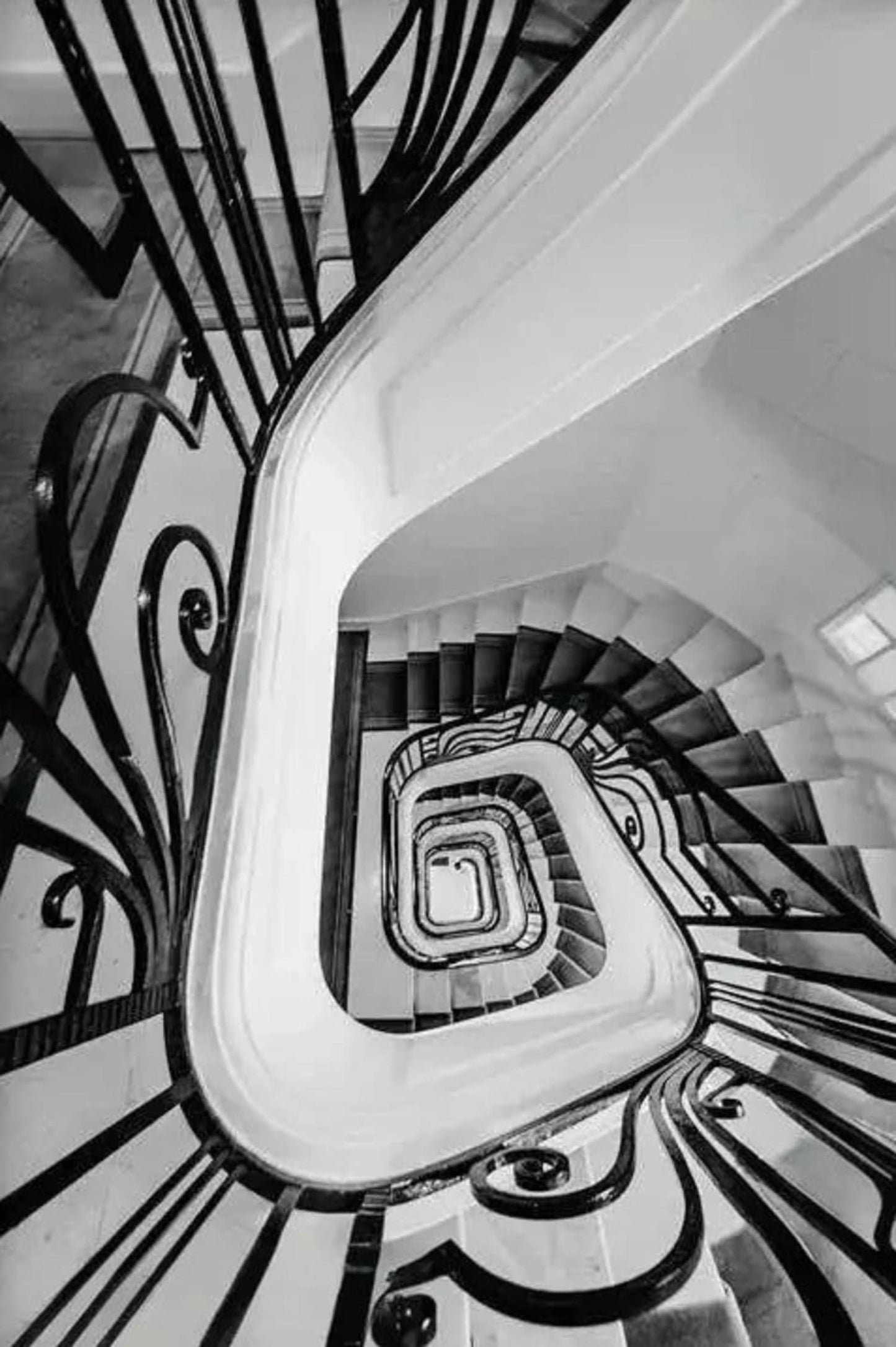 Pariser Shopping-Ikone | Silhouette einer Herrenhaustreppe