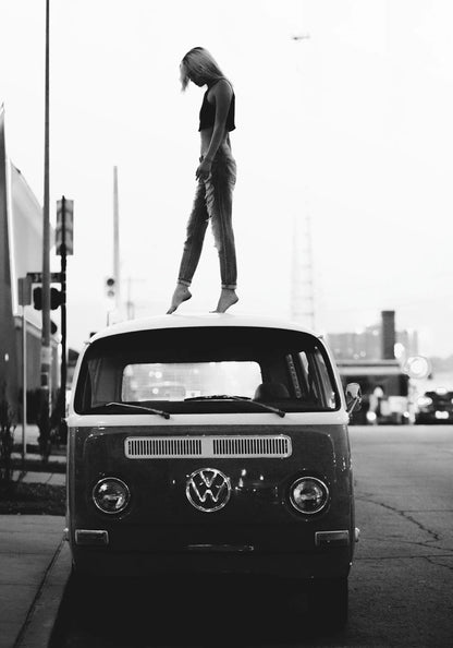Vintage Stijl | Meisje op Volkswagen | Retro Kunst